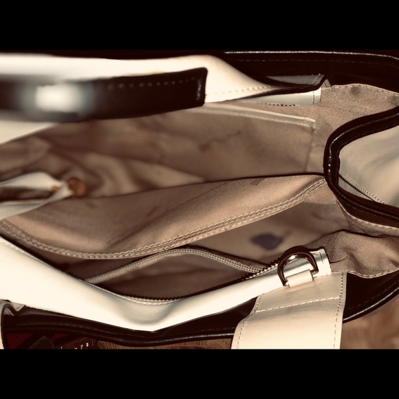 Classic leather handbag. - Picture 6 of 8